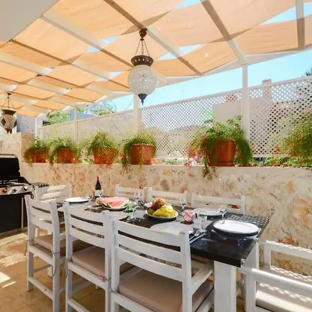 Sleeps 6 Pool Air Con Wifi Willa