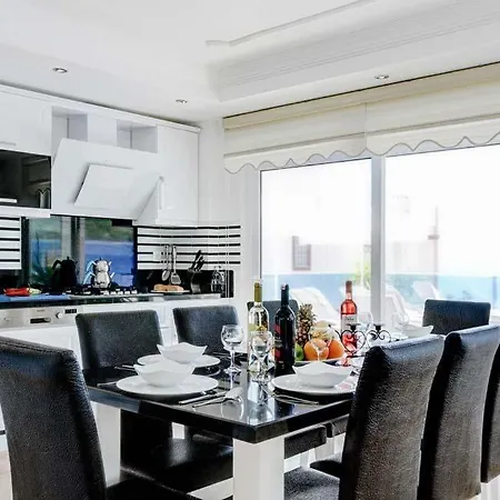 Sleeps 6 Pool Air Con Wifi Willa