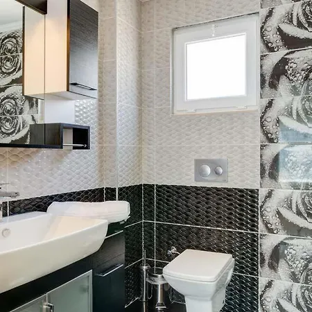 Sleeps 6 Pool Air Con Wifi Willa