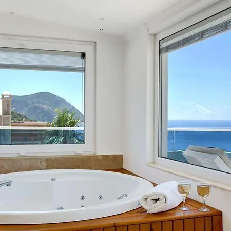 فيلة Sleeps 6 Pool Air Con Wifi كالكان